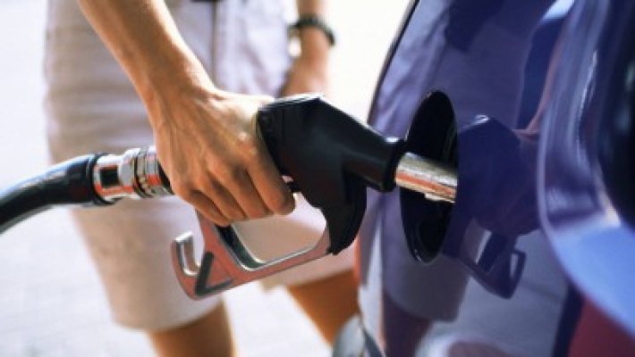 Ce se întâmplă cu PREŢUL BENZINEI în 2014